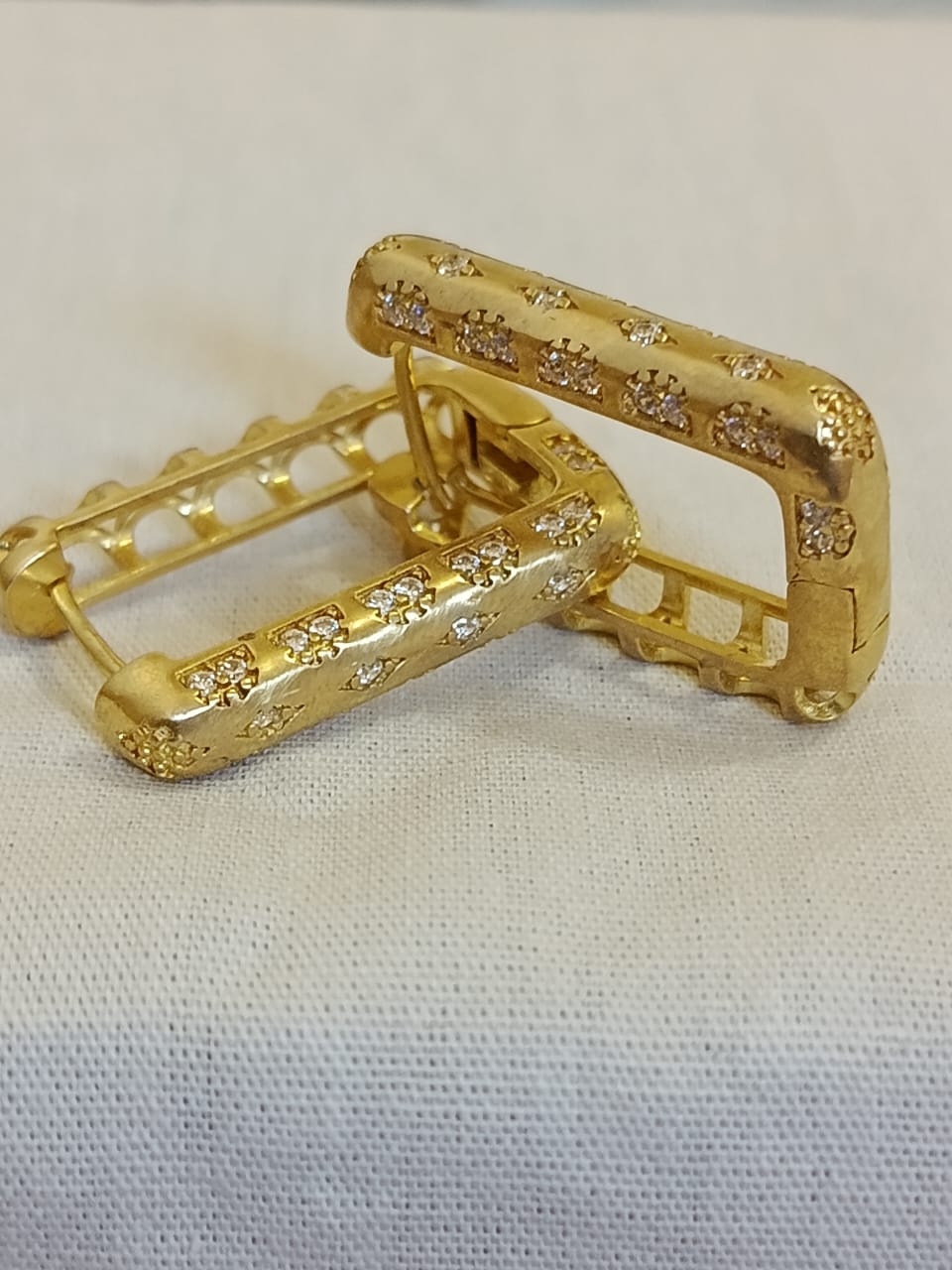 Brincos Dourado com Brilhantes - Imagem 5