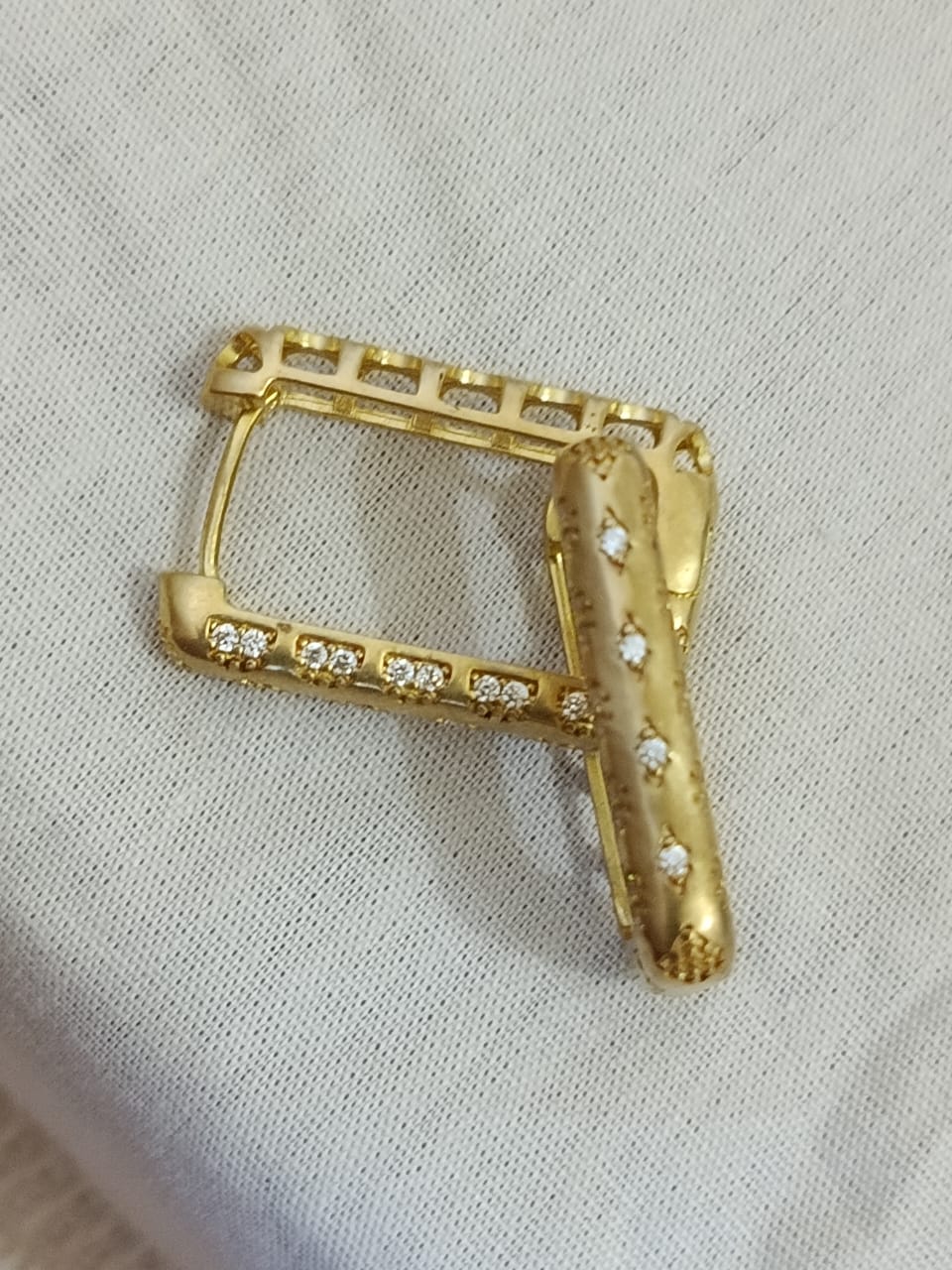 Brincos Dourado com Brilhantes - Imagem 4