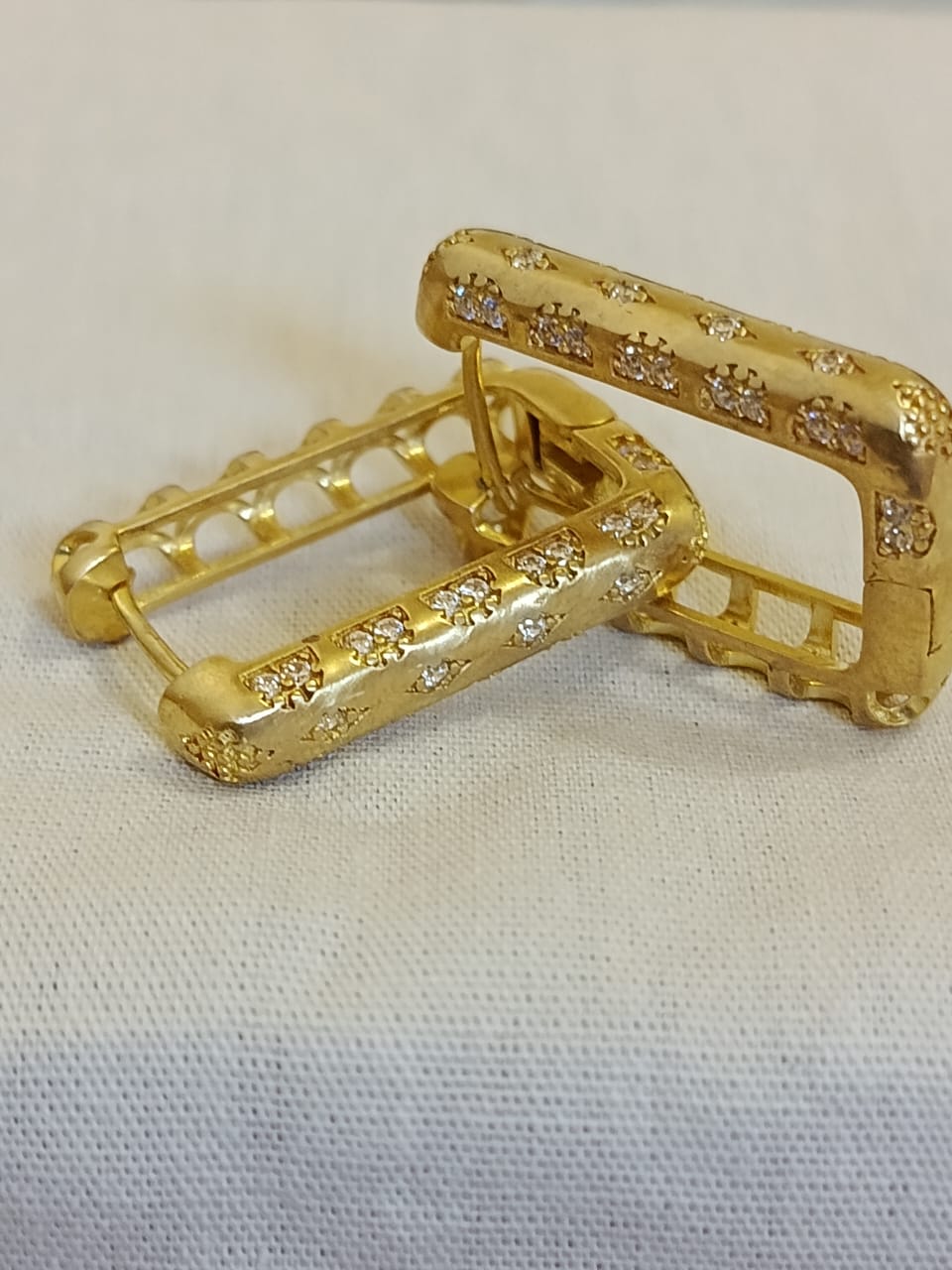 Brincos Dourado com Brilhantes